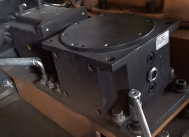 擰松變數(shù)箱的三個緊固螺絲，和一個偏心輪的緊固螺絲