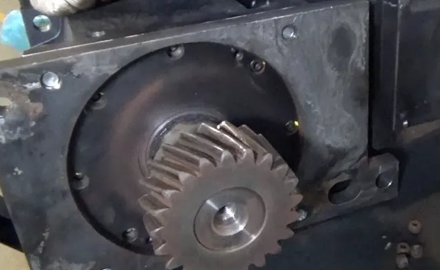 齒輪箱的的螺絲斷了六根，外嚙合的斜齒輪嚴(yán)重磨損