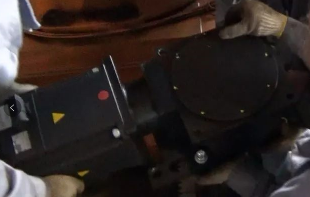 放入齒輪箱的時候，保證馬達(dá)側(cè)要抬高點(diǎn)，保證斜齒輪之間的嚙合更順暢